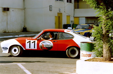 Mitglieder vom damaligen einheimischen Motorsport Club mit ihren renntauglichen Capri's
Members of the local motorsport club at the time with their race-ready Capri's
Les membres de l'ancien Motorsport Club local avec leurs Capri de course